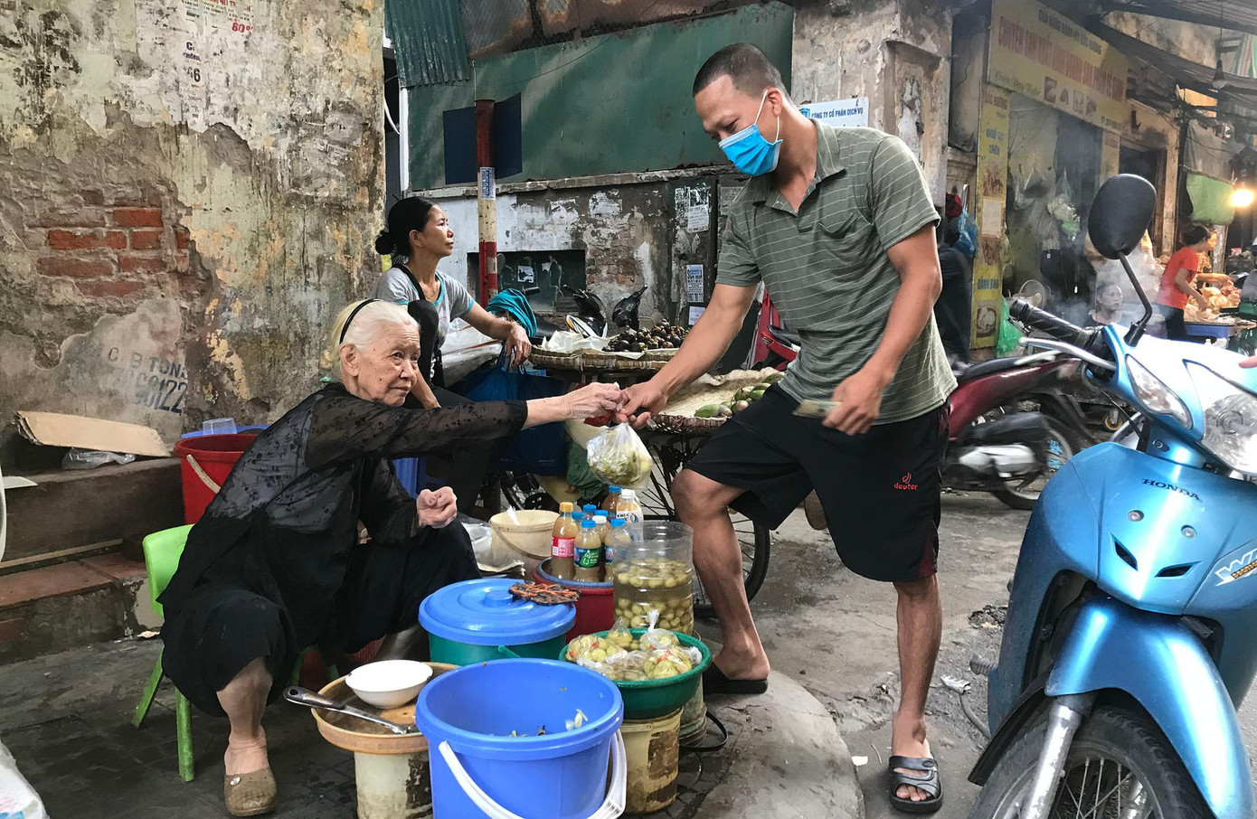 Trong khi vợ cắm cơm, anh Tự ra chợ mua mấy bìa đậu, cùng ít dưa chua cho bữa cơm chiều. Anh Tự cho biết: “Khi thực phẩm còn rẻ, có thu nhập, vợ chồng cũng mua thịt, trứng, sữa… ăn uống đủ dưỡng chất, đảm bảo sức khỏe. Nhưng giá cả tăng cao, thu nhập giảm đi, nên chỉ rau dưa qua ngày, còn tiết kiệm tiền gửi về cho ông bà nuôi các cháu”.