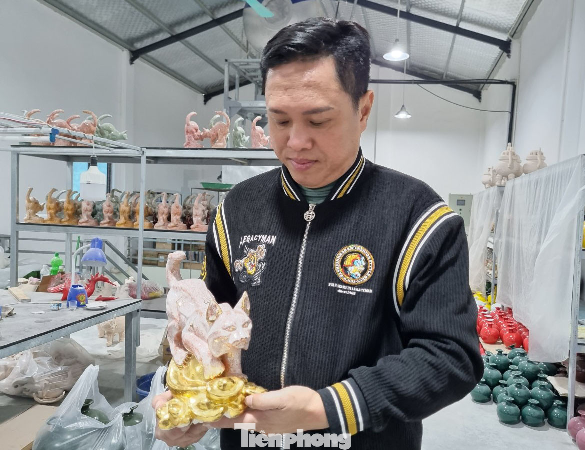 Theo anh Quỳnh, đời sống người dân đang phát triển, mèo dát vàng được tiêu thụ tốt trong dịp này. Không chỉ ở miền Bắc, khách hàng các tỉnh phía Nam cũng rất ưa chuộng linh vật mèo. Một số doanh nghiệp cũng đặt hàng làm quà biếu Tết. “Sản xuất linh vật mèo, chúng tôi sử dụng men hỏa biến, các chi tiết được vẽ bằng vàng 24k phù hợp với ngũ hành (kim - mộc - thủy - hỏa - thổ), mong muốn cầu may mắn, tài lộc trong năm mới", anh Quỳnh phân tích.