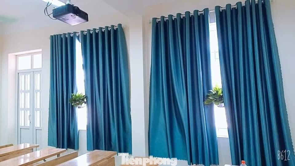 Rèm được lắp đồng loạt ở 14/15 lớp học ở khu B, Trường Tiểu học Cổ Đông.
