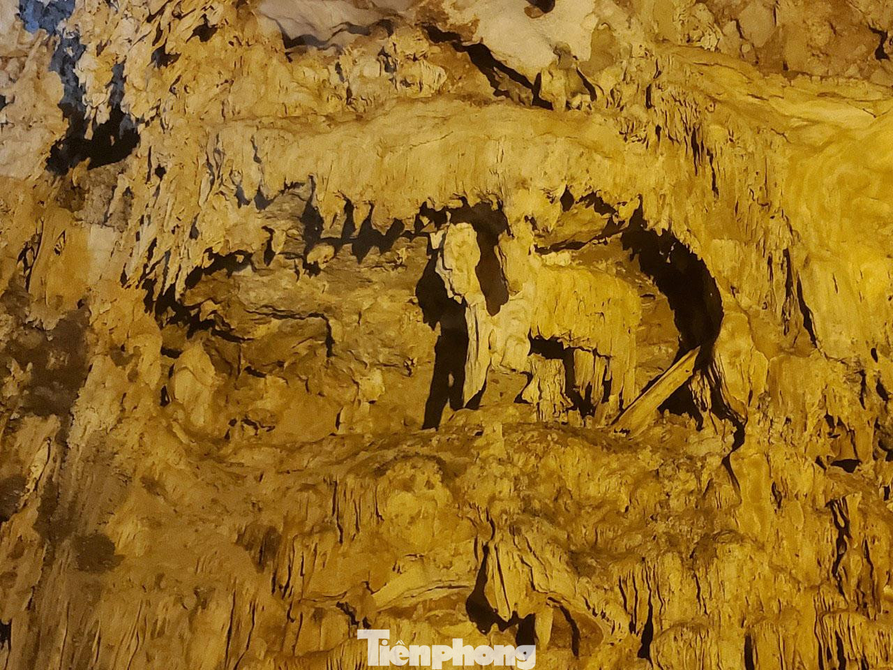 Hình ảnh hai con ngựa được đặt tên "mã đáo thành công" ở khoang cuối cùng trong hành trình khám phá động. Động Ngườm Ngao vẫn giữ nguyên vẻ đẹp hoang sơ, hùng vĩ, ngày càng thu hút du khách trong và ngoài nước tới tham quan, khám phá.