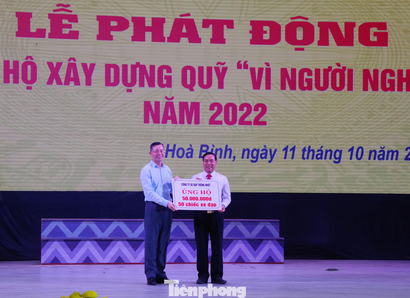 Ông Ngô Văn Tuấn - Ủy viên Trung ương Đảng, Phó Tổng Kiểm toán Nhà nước, phụ trách Tổng Kiểm toán Nhà nước, nguyên Bí thư Tỉnh ủy Hòa Bình, trao 50 xe đạp do Công ty xe đạp Thống nhất tài trợ.