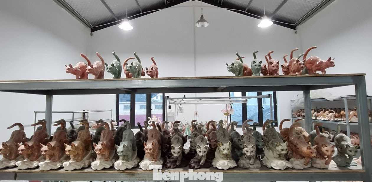 Ở làng nghề gốm sứ Bát Tràng vào những ngày này, các cơ sở gốm đang tất bật sản xuất hàng phục vụ Tết Nguyên đán năm 2023. Trong đó, mặt hàng linh vật mèo "Miêu linh tài lộc" đang được các xưởng sản xuất ở Bát Tràng tung ra thị trường phục vụ người dân.