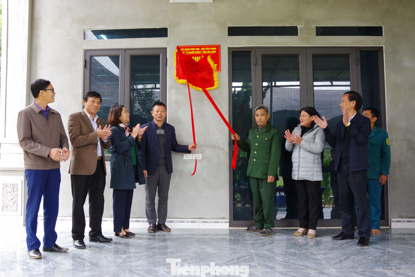 Tham gia đoàn kiểm tra có các đồng chí: Đặng Bích Ngọc, Đại biểu Quốc hội Phó Chủ tịch Thường trực Ủy ban MTTQ Việt Nam tỉnh Hòa Bình; Trần Đức Trường, Phó Chủ tịch Ủy ban MTTQ Việt Nam tỉnh Hòa Bình; Nhà báo Phùng Công Sưởng, Phó Tổng Biên tập báo Tiền Phong. Trong ảnh: Lãnh đạo báo Tiền Phong, MTTQ Việt Nam tỉnh Hòa Bình; UBND, MTTQ Việt Nam huyện Tân Lạc, tỉnh Hòa Bình tổ chức lễ bàn giao nhà đại đoàn kết cho ông Bùi Văn On, xóm Trăng Tà, xã Nhân Mỹ, huyện Tân Lạc, tỉnh Hòa Bình.