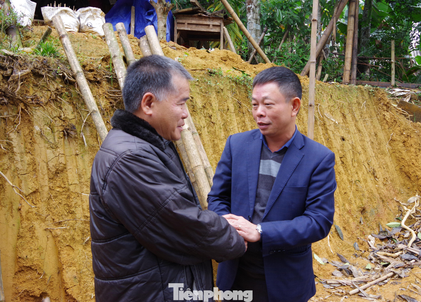 “Gia đình rất cảm ơn sự quan tâm của doanh nghiệp, báo Tiền Phong và MTTQ các cấp cùng các cơ quan, đoàn thể, bà con làng xóm. Tết nay là cái Tết vui, hạnh phúc nhất nhất cuộc đời tôi”, ông Mợn chia sẻ.