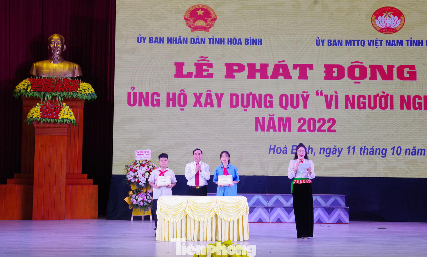 Các cháu học sinh tiết kiệm tiền ủng hộ Quỹ Vì người nghèo tỉnh Hòa Bình.