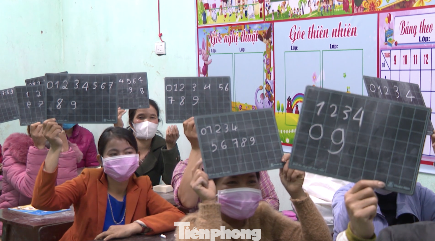 &quot;Họ đều muốn biết đọc, biết viết để thuận tiện trong công việc, tự tin khi giao tiếp. Hiểu được điều đó, Hội Phụ nữ xã, Trường Tiểu học xã Ba Tầng và Đồn Biên phòng Ba Tầng (Bộ đội Biên phòng Quảng Trị) phối hợp mở 2 lớp học xóa mù chữ cho chị em”, chị Meng nói.