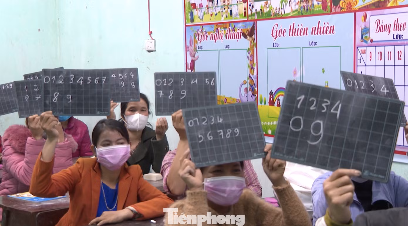 "Họ đều muốn biết đọc, biết viết để thuận tiện trong công việc, tự tin khi giao tiếp. Hiểu được điều đó, Hội Phụ nữ xã, Trường Tiểu học xã Ba Tầng và Đồn Biên phòng Ba Tầng (Bộ đội Biên phòng Quảng Trị) phối hợp mở 2 lớp học xóa mù chữ cho chị em”, chị Meng nói.