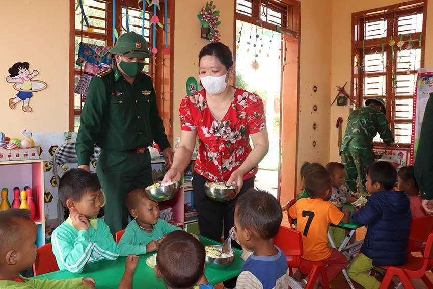 Cô giáo Nguyễn Hương Giang, giáo viên phụ trách điểm trường mầm non bản Buốc Pát ân cần mang các phần cơm đến cho học sinh của mình. Cô Giang chia sẻ: “Bữa cơm của bộ đội đã "níu chân" các con đến trường”.