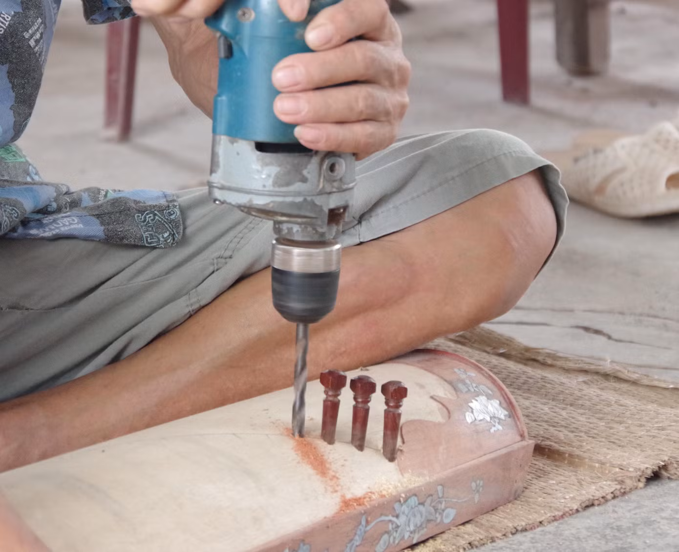 Đào Xá là làng chế tác đàn duy nhất trong hệ thống các làng nghề ở Hà Nội. Theo anh Tuấn, cách đây khoảng 200 năm, cụ Đào Xuân Lan đã đưa nghề chế tác đàn dân tộc về truyền lại cho con cháu trong họ, rồi truyền cho những người trong làng và sau đó trở thành làng nghề làm đàn rất thịnh vượng. Nhiều người thợ chế tác đàn dân tộc của làng Đào Xá đến khắp nơi từ Bắc chí Nam lập nghiệp.