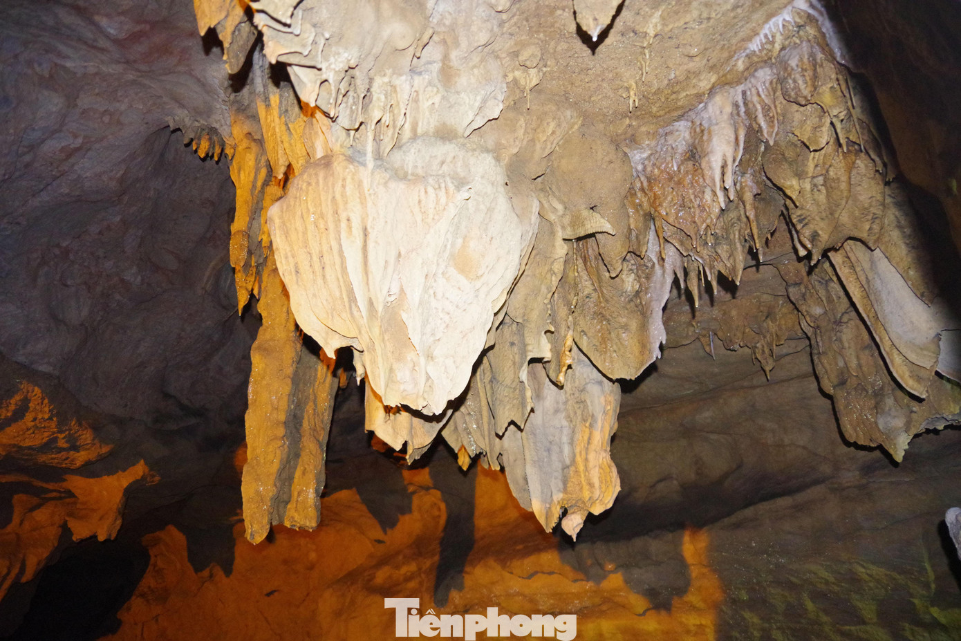 Theo các nhà nghiên cứu, hang động này là hang động đá vôi chứa nhiều hóa thạch san hô, huệ biển, được tạo thành ở vùng biển cổ, cách ngày nay khoảng 400 triệu năm và được phát hiện vào năm 1921.