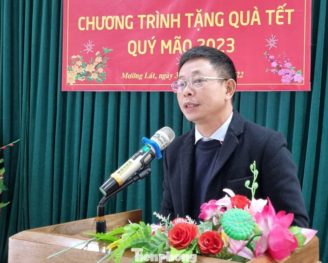 Tại buổi trao quà, nhà báo Phùng Công Sưởng cho biết, hằng năm vào dịp lễ, Tết, báo Tiền Phong luôn tổ chức vận động các nhà hảo tâm, doanh nghiệp tặng quà cho đồng bào khó khăn, gia đình chính sách, người có công. Đặc biệt, năm 2022, báo Tiền Phong vận động doanh nghiệp xây cầu dân sinh tại tỉnh Cao Bằng, xây dựng 120 ngôi nhà cho gia đình chính sách, cựu thanh niên xung phong tỉnh Hòa Bình…