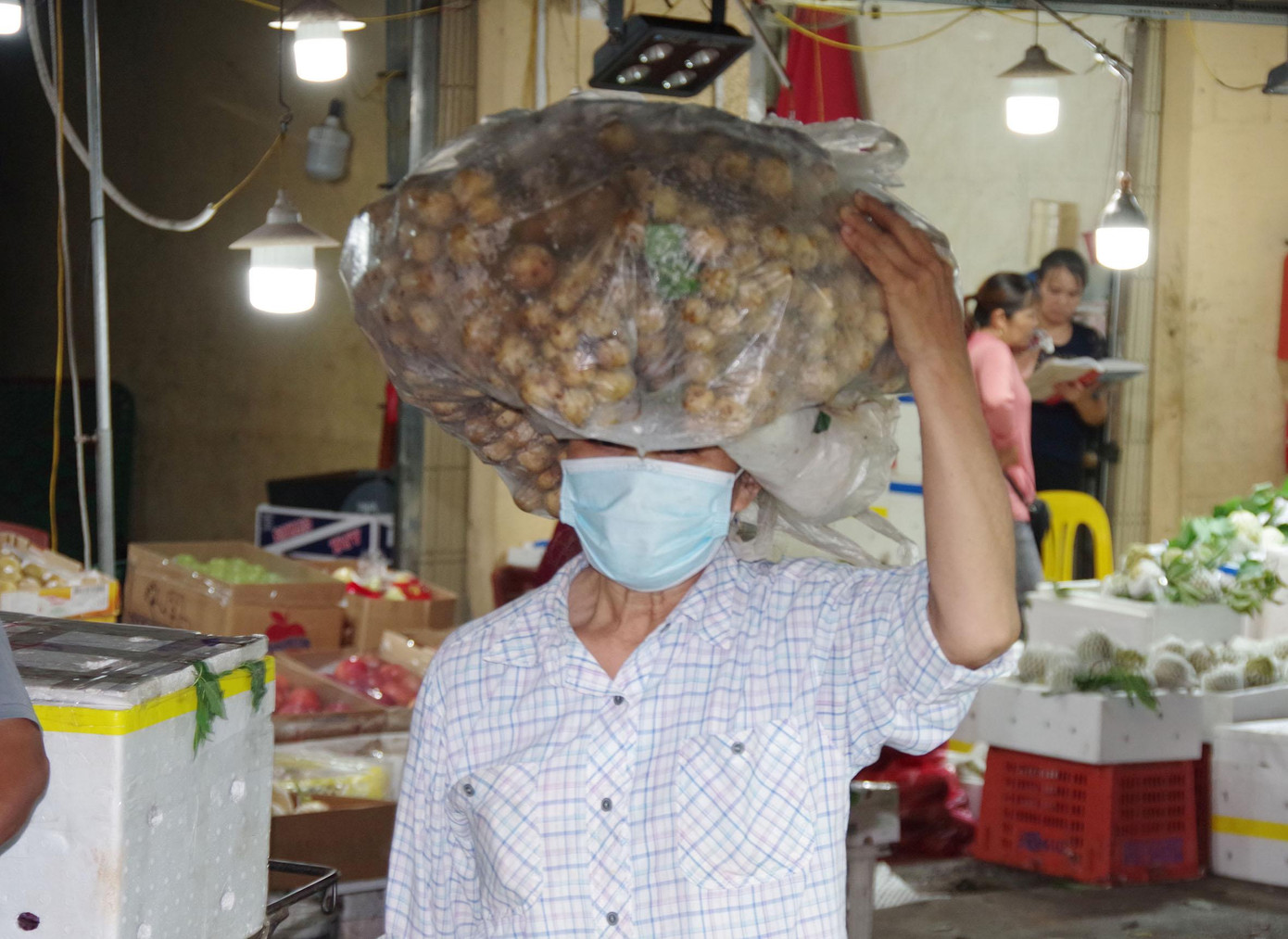 Những người không có sức khỏe, không có phương tiện đành đội hoa quả thuê và chỉ được trả 5 nghìn đồng mỗi chuyến.