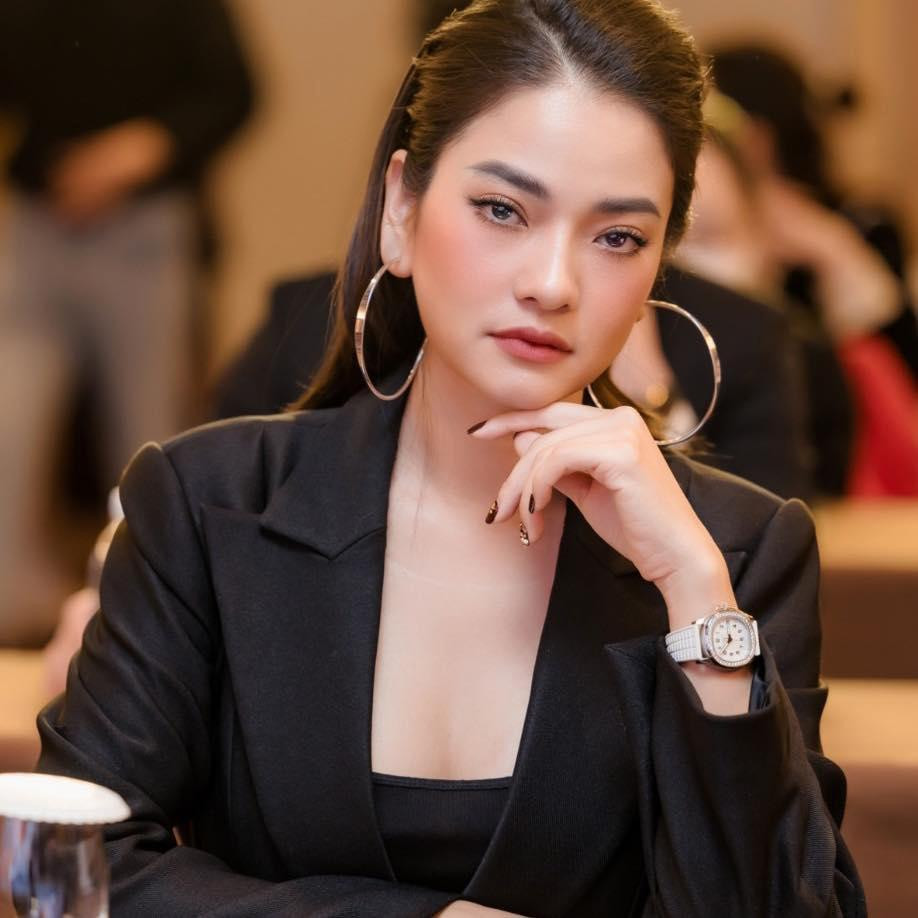 Thúy Hằng ngoài đời trẻ đẹp hơn nhiều trên phim.