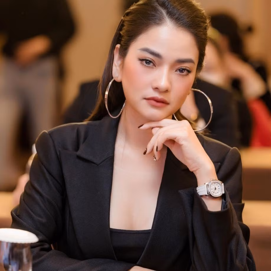 Thúy Hằng ngoài đời trẻ đẹp hơn nhiều trên phim.