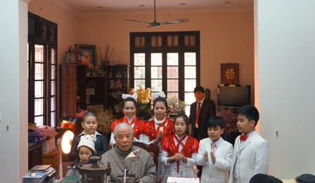 Các cháu thiếu nhi hát tặng nguyên Tổng Bí thư nhân dịp đầu Xuân. Ảnh: T.Đ