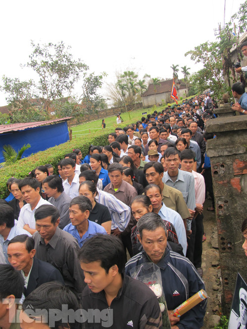 Rất đông người xếp hàng vào viếng Đại tướng