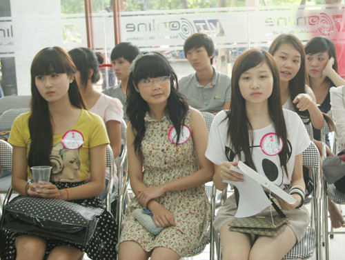 Hồi hộp chờ tới lượt mình dự thi phần phỏng vấn