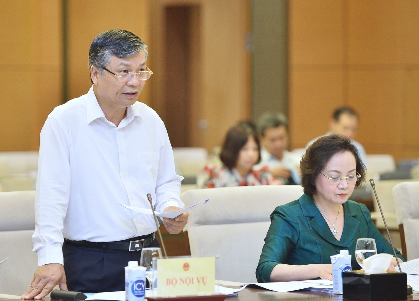 Thứ trưởng Bộ Nội vụ Nguyễn Trọng Thừa ký hồ sơ dự thảo gửi tới Bộ Tư pháp thẩm định (Ảnh: Phạm Thắng)