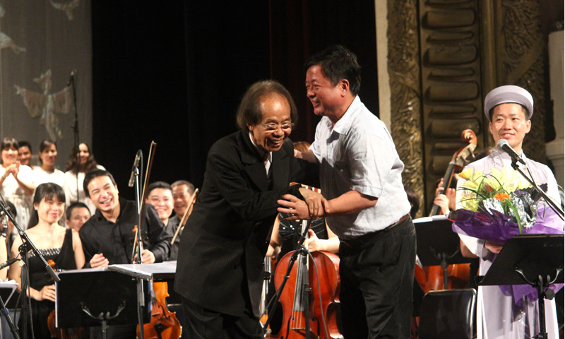 Nhạc sĩ Đỗ Hồng Quân chúc mừng nhạc sĩ Nguyễn Thiện Đạo khi vỡ diễn kết thúc