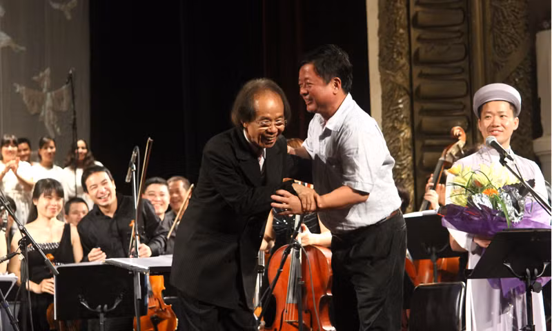 Nhạc sĩ Đỗ Hồng Quân chúc mừng nhạc sĩ Nguyễn Thiện Đạo khi vỡ diễn kết thúc