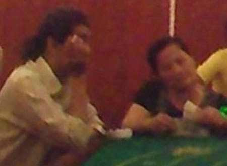 Một con bạc băng ngón tay rồi nhờ “cái bang” chụp ảnh để gửi về gia đình hù dọa. Anh ta vẫn đang ung dung chơi bài