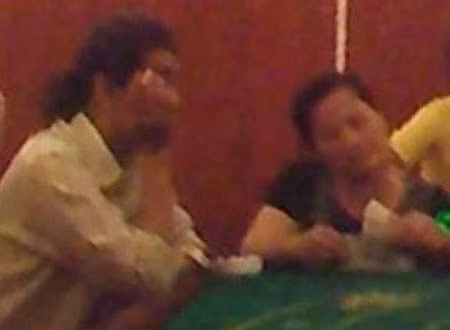 Một con bạc băng ngón tay rồi nhờ “cái bang” chụp ảnh để gửi về gia đình hù dọa. Anh ta vẫn đang ung dung chơi bài