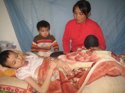 Cháu Hoàng Vân Trang bị ung thư đang điều trị tại nhà Ảnh: D.N