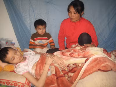 Cháu Hoàng Vân Trang bị ung thư đang điều trị tại nhà Ảnh: D.N