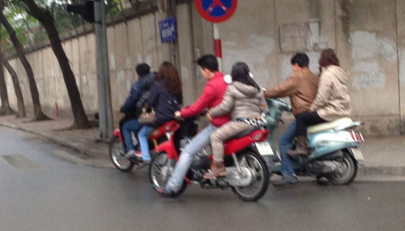 Nhóm bạn trẻ lượn phố phường mà không bị tuýt còi như thường lệ