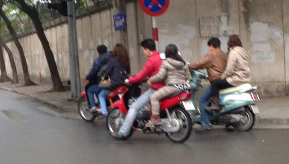 Nhóm bạn trẻ lượn phố phường mà không bị tuýt còi như thường lệ