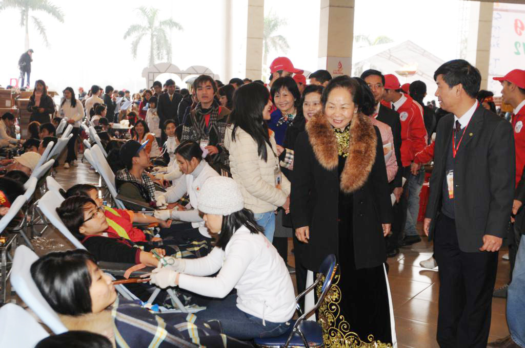 Phó Chủ tịch nước Nguyễn Thị Doan đi thăm hỏi các tình nguyện viên hiến máu