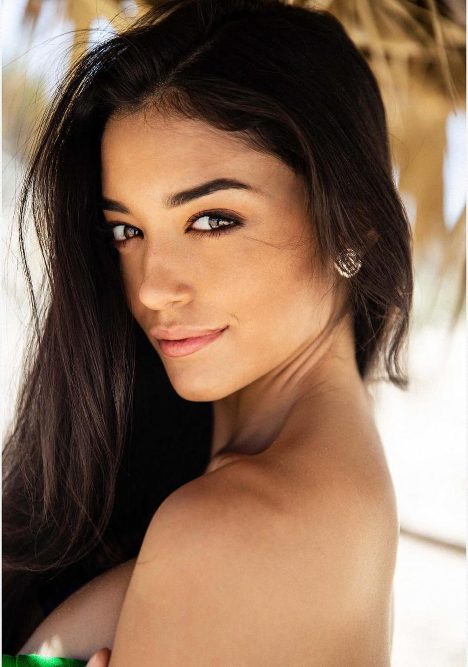 Vivianie sẽ đại diện cho 'cường quốc sắc đẹp' Puerto Rico tham dự cuộc thi Miss Grand 2021 tại Thái Lan vào cuối năm. Vivianie sẽ đại diện cho 'cường quốc sắc đẹp' Puerto Rico tham dự cuộc thi Miss Grand 2021 tại Thái Lan vào cuối năm.