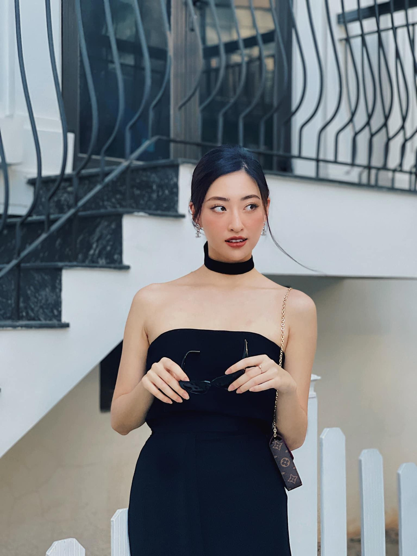 Hoa hậu Lương Thuỳ Linh diện váy cúp ngực khoe trọn xương quai xanh và vai trần mảnh mai, quyến rũ.