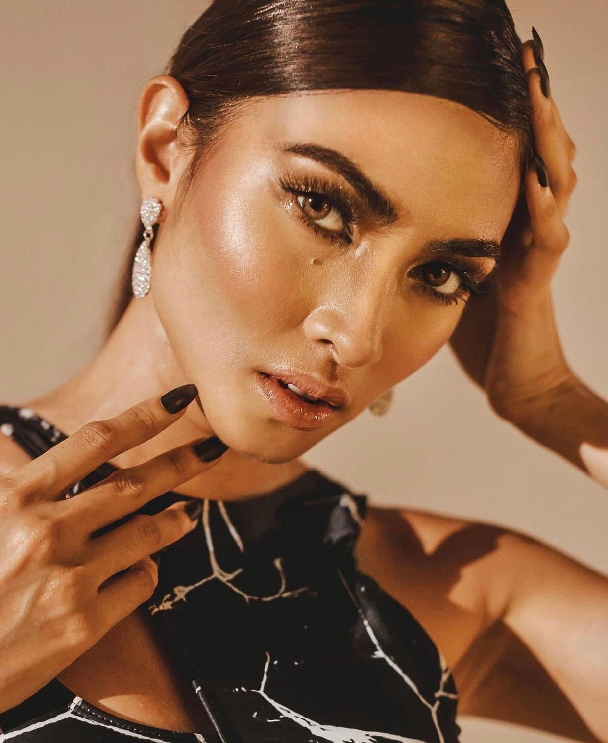 Gomez gây ấn tượng với tài ăn nói, từng đoạt giải giám khảo bình chọn trong phần thi giới thiệu bản thân. Gomez gây ấn tượng với tài ăn nói, từng đoạt giải giám khảo bình chọn trong phần thi giới thiệu bản thân.