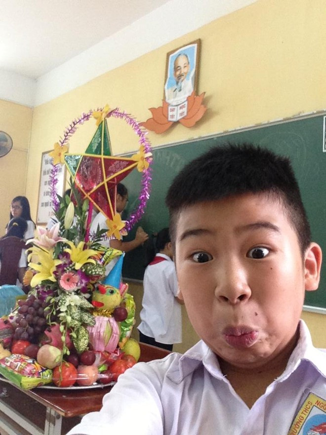 Bên mâm cỗ Trung Thu của cả lớp, Duy Bi tranh thủ tạo dáng... có một không hai. Lần nào cũng vậy, cậu nhóc đang học lớp 7 luôn khiến người ta phì cười vì cách táo dáng chụp hình của mình