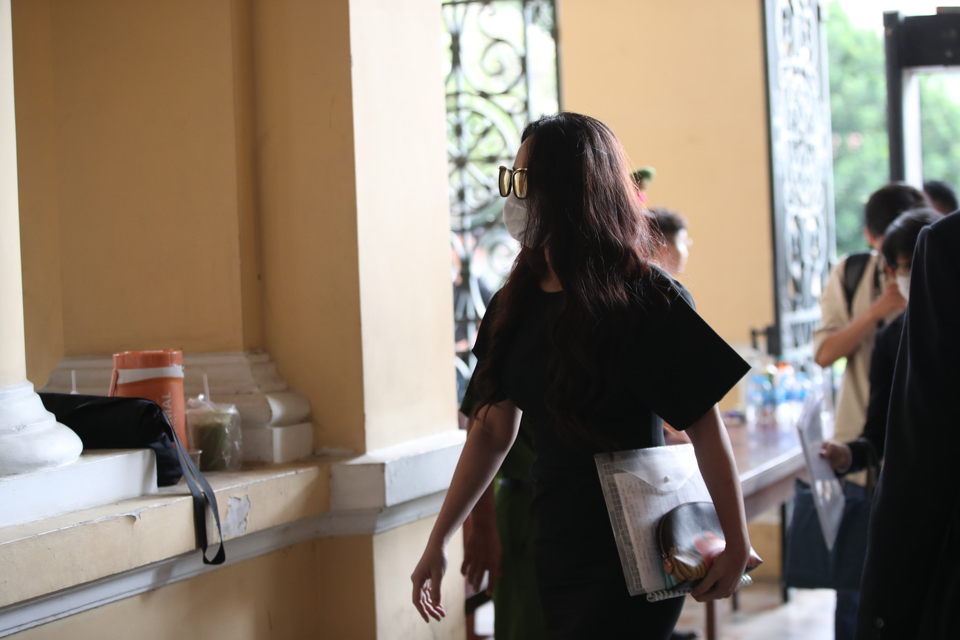 Bà Trần Ngọc Bích vào phòng xử án hôm nay 23/4. Bà Trần Ngọc Bích vào phòng xử án hôm nay 23/4.