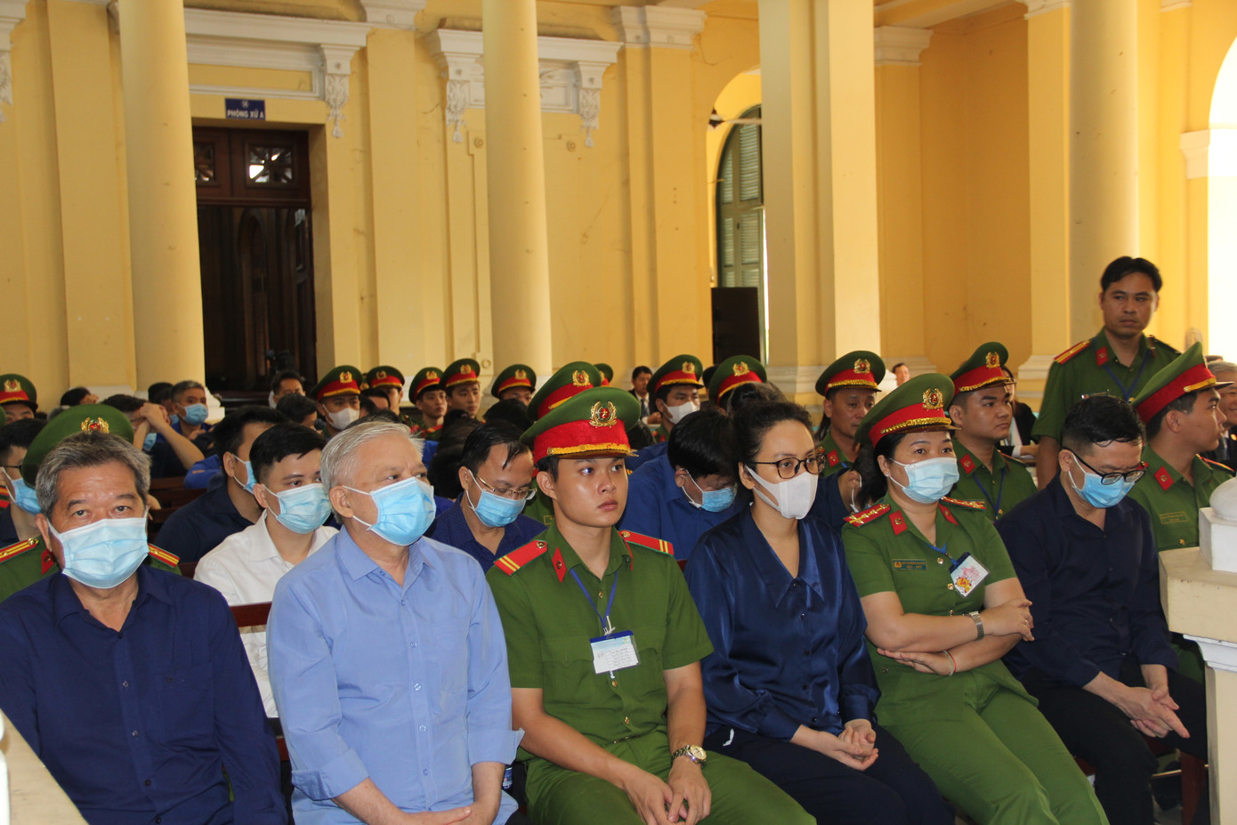 Bị cáo Trương Huệ Vân (ngồi hàng ghế đầu, thứ tư từ trái sang) - cháu gái bà Trương Mỹ Lan tại phiên tòa sáng nay 11/4. Ảnh: Tân Châu. Bị cáo Trương Huệ Vân (ngồi hàng ghế đầu, thứ tư từ trái sang) - cháu gái bà Trương Mỹ Lan tại phiên tòa sáng nay 11/4. Ảnh: Tân Châu.