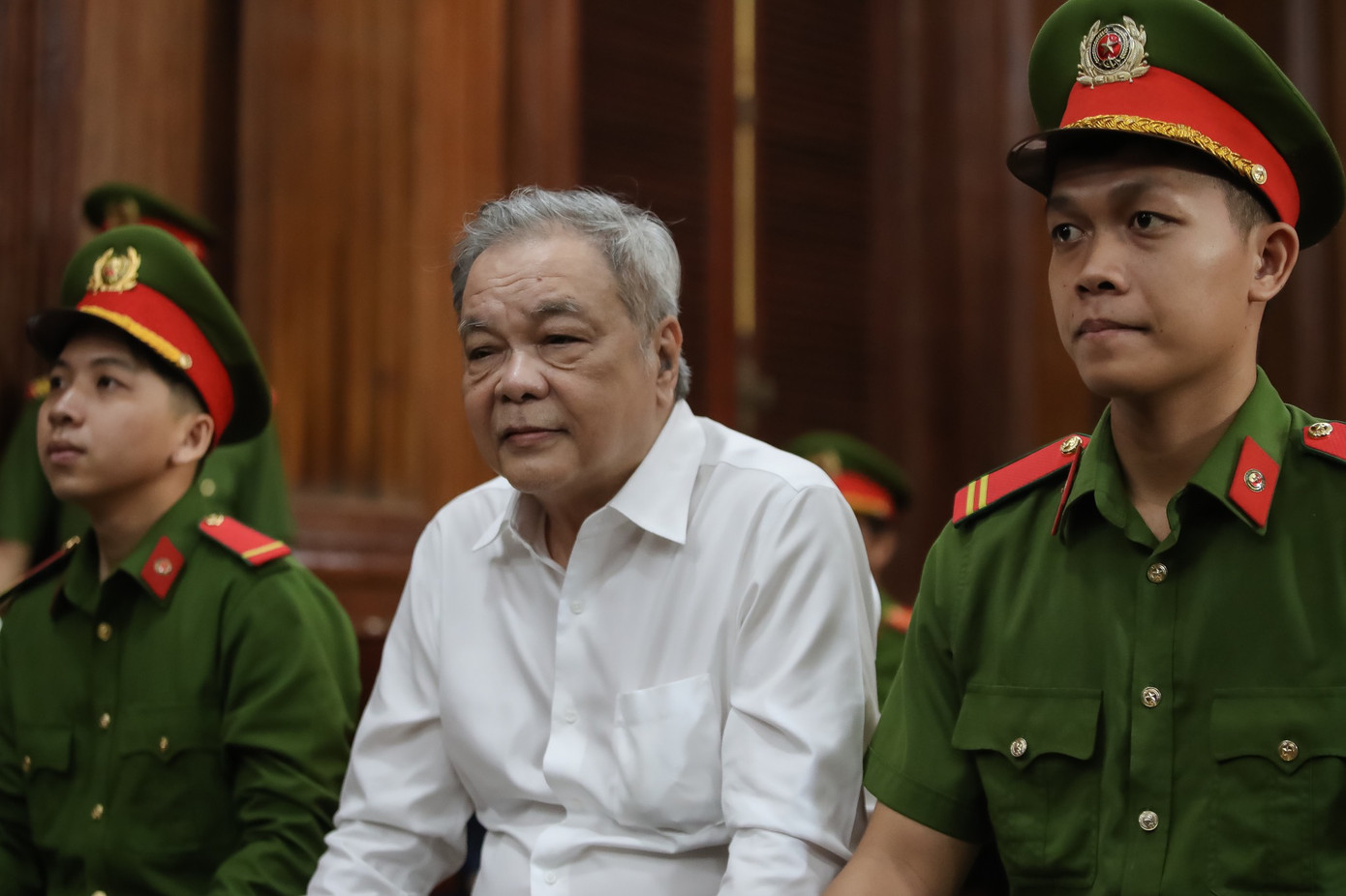 Viện Kiểm sát vừa đề nghị HĐXX phạt ông Trần Quí Thanh 9-10 năm tù. Viện Kiểm sát vừa đề nghị HĐXX phạt ông Trần Quí Thanh 9-10 năm tù.