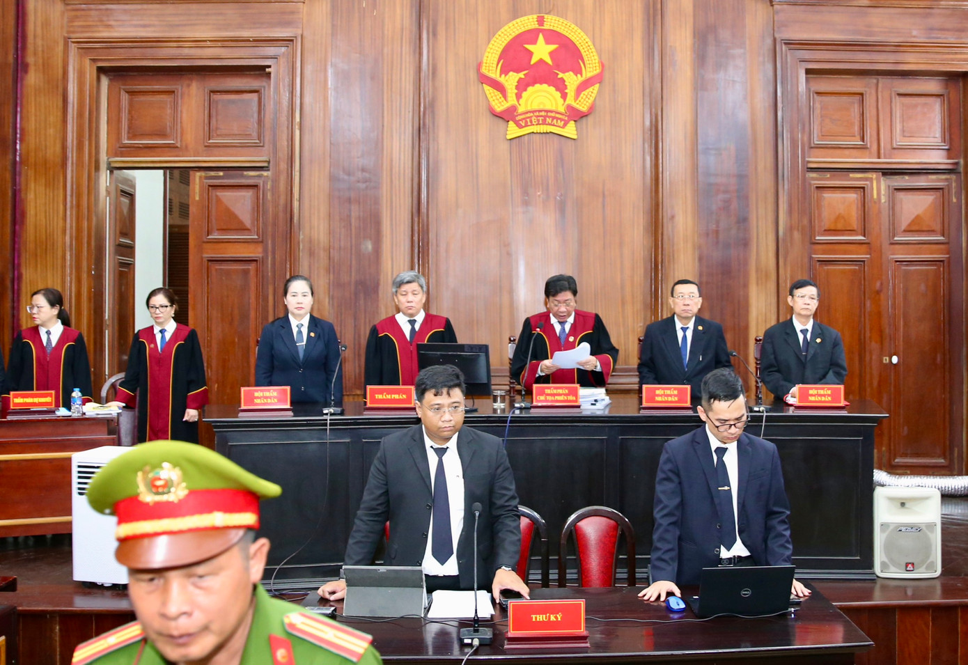 Hội đồng xét xử tuyên án lúc 8h sáng ngày 11/4. Ảnh: Duy Anh. Hội đồng xét xử tuyên án lúc 8h sáng ngày 11/4. Ảnh: Duy Anh.