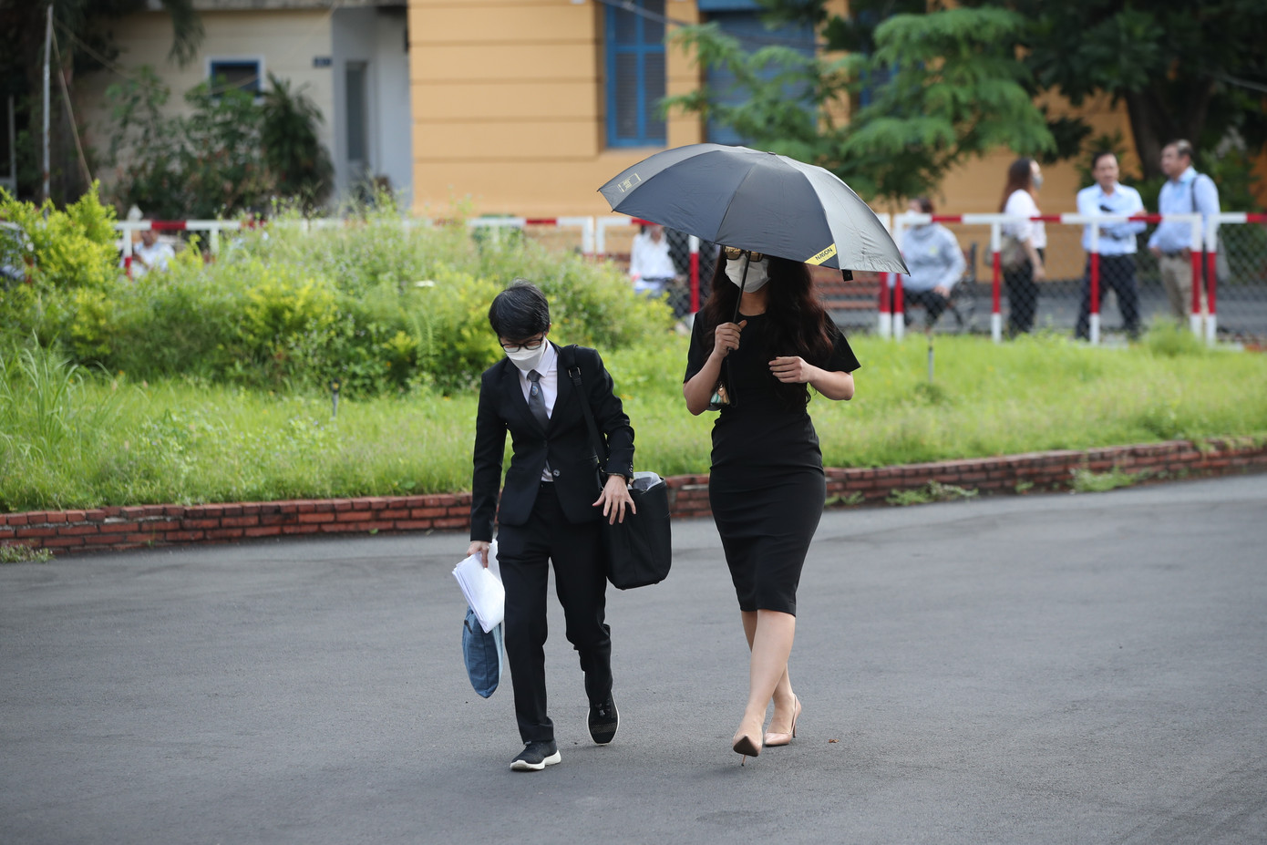 Bà Trần Ngọc Bích (phải) là bị cáo duy nhất được Tòa án tuyên cho hưởng án treo. Bà Trần Ngọc Bích (phải) là bị cáo duy nhất được Tòa án tuyên cho hưởng án treo.