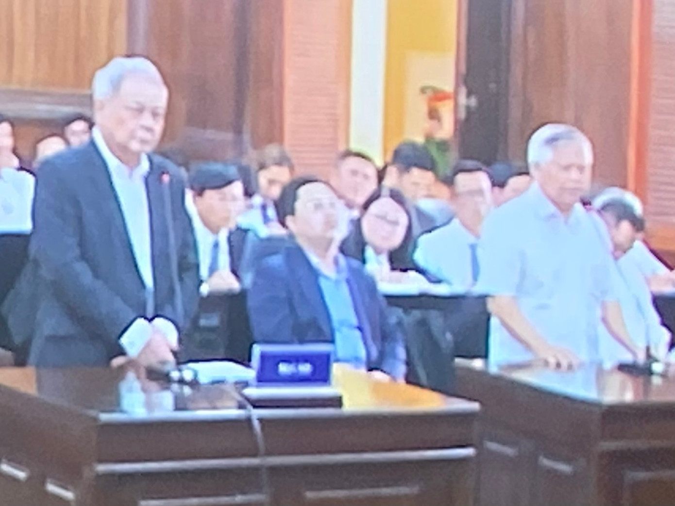 Ông Thanh (trái), ông Phú (giữa) và ông Hoàng (trái) tại tòa. Ảnh chụp qua màn hình.