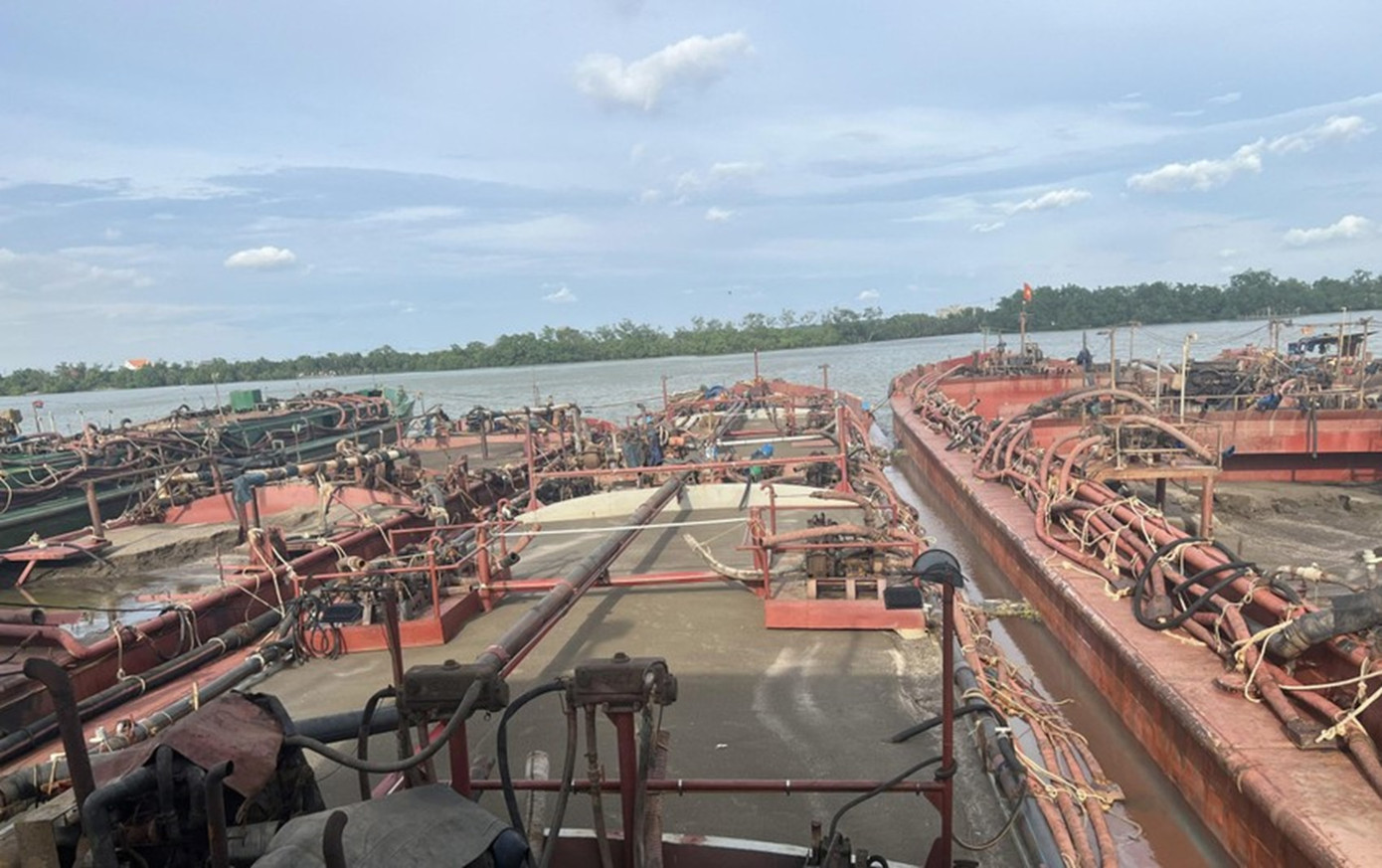 Các phương tiện khai thác cát lậu bị bắt quả tang. Ảnh: Thủy Đoàn II Các phương tiện khai thác cát lậu bị bắt quả tang. Ảnh: Thủy Đoàn II