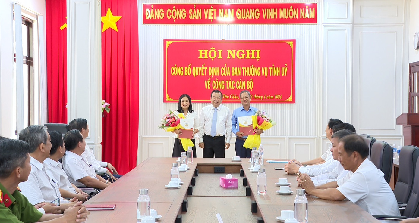 Phó Bí thư Thường trực Tỉnh ủy, Trưởng Đoàn ĐBQH tỉnh Tây Ninh Phạm Hùng Thái (đứng giữa), tặng hoa chúc mừng tân Phó Bí thư Thường trực Huyện ủy Tân Châu Trần Thị Thanh Hằng (trái) và tân Phó Chủ tịch Ủy ban MTTQ Việt Nam tỉnh Tây Ninh Võ Quốc Thắng (phải).