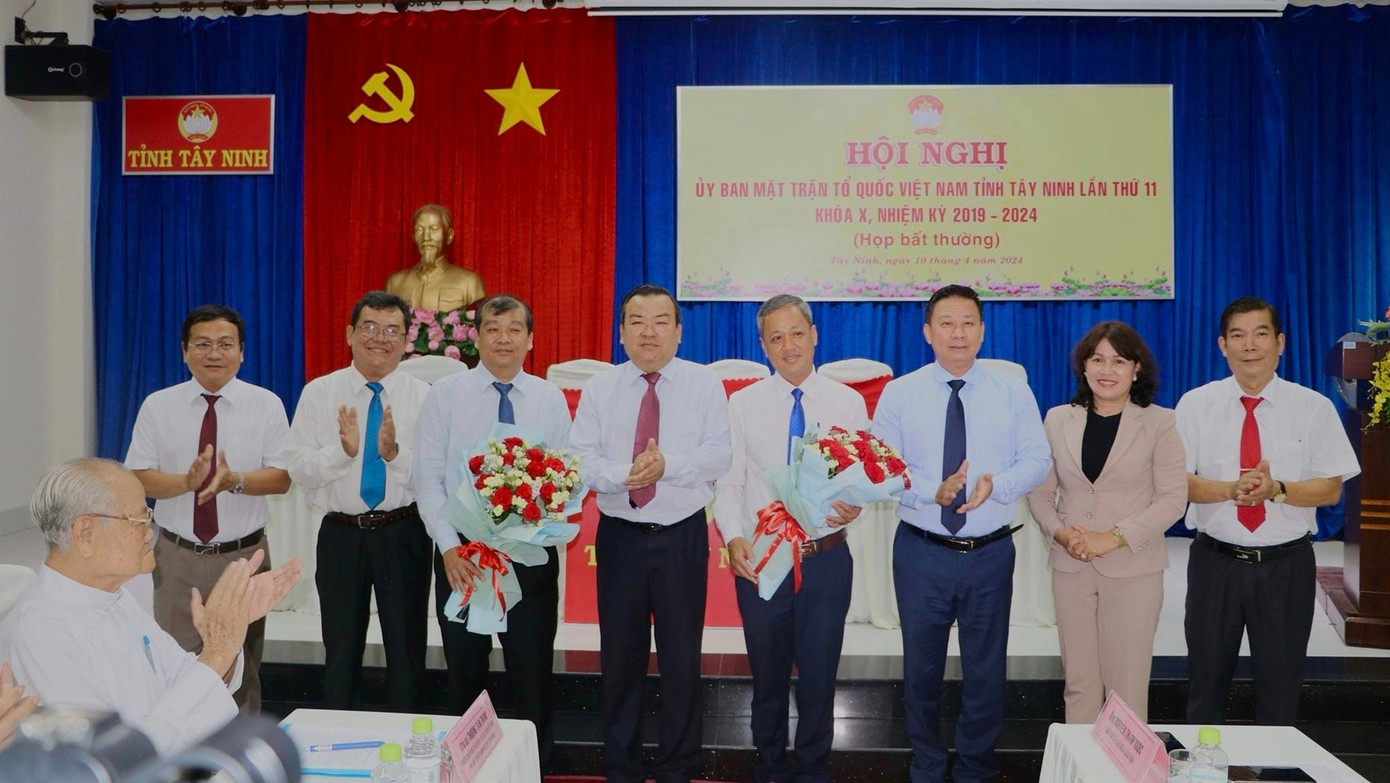 Tặng hoa chúc mừng tân Chủ tịch và Phó chủ tịch UBMTTQ Việt Nam tỉnh Tây Ninh.