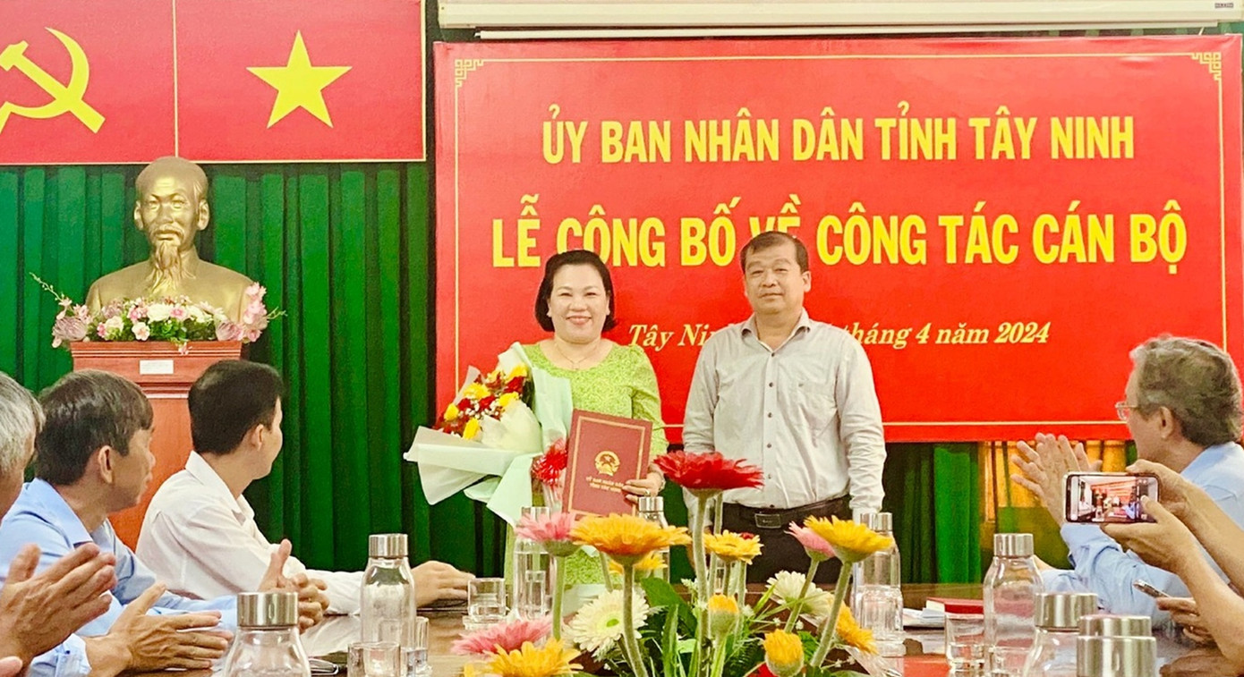 Ông Võ Đức Trong, Phó Chủ tịch Thường trực UBND tỉnh Tây Ninh, trao quyết định bổ nhiệm Phó Giám đốc Sở Y tế Tây Ninh cho bà Trần Thị Ngọc Nương.
