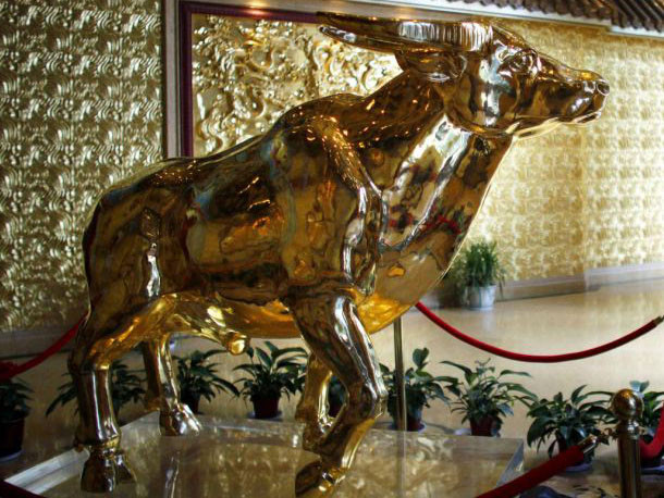 Tượng bò làm bằng 1 tấn vàng khối. Tượng bò làm bằng 1 tấn vàng khối