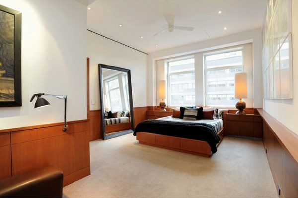 Phòng ngủ này thì đặc biệt với một chiếc gương lớn làm điểm nhấn Phòng ngủ với của sổ rộng lớn, bức tranh đầu giường thật lạ Phòng bếp mang phong cách châu Âu, tiện nghi và hiện đại, đặc biệt với không gian mở trên mái đón ánh sáng và không khí từ bên ngoài