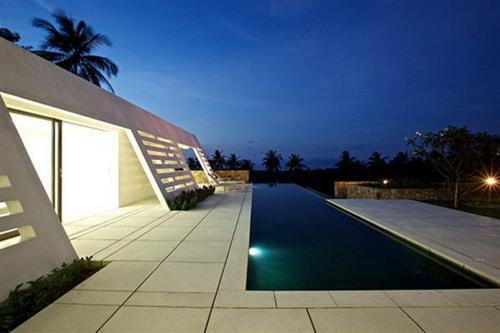 Hồ bơi nước ngọt bao phủ xung quanh. Xa xa là biển cả. Ảnh: Freshome Hồ bơi nước ngọt bao phủ xung quanh. Xa xa là biển cả