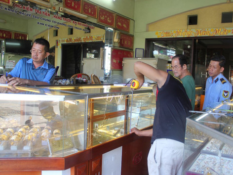 Tủ kính bị đập bể 