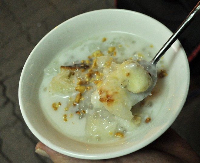 Xôi chuối nướng cắt ra bỏ vào nước cốt dừa sanh sánh gọi là chè chuối nướng. Bát chè có giá 12.000 đồng